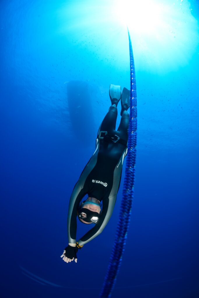 Freediver descending head-first along the line during SSI Freediver training